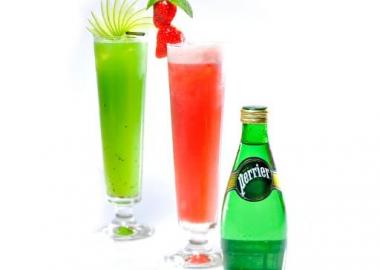 Perrier cocktail Smoothie: πουρές φράουλας & σιρόπι βανίλιας σε πάγο